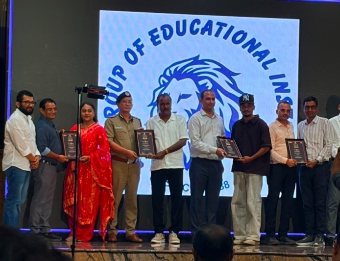 Sungrace School, Sunlight School, And Sunrise School, along With Five Teachers From The Leo Group, were Honored By The Divya Bhaskar Daily Newspaper